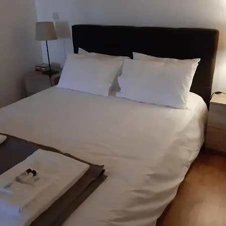 Aurora Papas דירה Provesende